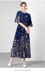 Donkerblauwe geplooide maxi-jurk met roze bloemmotieven en een gouden riem