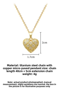 Dettaglio del ciondolo a cuore con griglia di cristalli e dimensioni di 2cm x 1,7cm