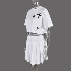 Dettaglio completo bianco due pezzi con stampa a croce su crop top e gonna a pieghe