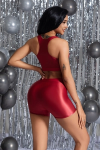 Dettaglio del set sportivo rosso metallizzato con pantaloncini a vita alta e crop top