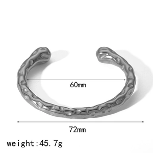 Dettaglio del bracciale argento a C con dimensioni 60mm 72mm e peso di 45,7g