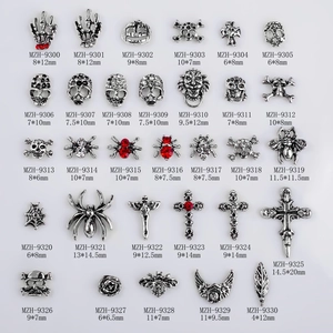 31-teiliges Gothic Nagelkunst-Set aus Legierung mit silbernen Kreuzen und Skeletten