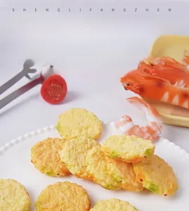 Vista macro de modelos realistas de pasteles de camarones fritos en un plato de cerámica