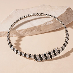Détail de zircons marquises noirs et blancs sur un collier tour de cou argenté de luxe