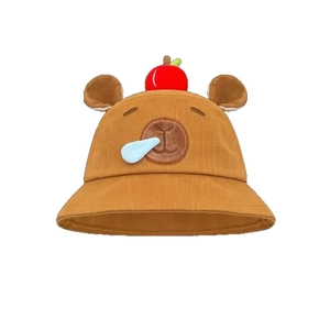 Süßer brauner Capybara-Anglerhut für Kinder mit Bärenohren und Apfel-Deko auf dem Kopf