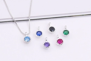 Nahaufnahme von S925 Sterling Silber Mini Zirkon Anhängern in sechs bunten Farben