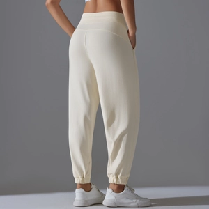 Détail du jogging blanc crème à taille haute avec taille côtelée et poches latérales