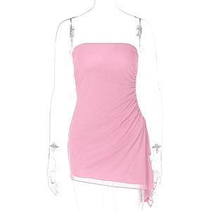 Détail d'une robe moulante rose froncée avec ourlet asymétrique et tissu en maille