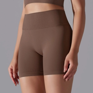 Détail de la taille haute côtelée sur short de yoga sans couture marron foncé gainant