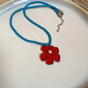 Handgefertigte rote Blumen-Acryl-Halskette mit lebhaftem blauem gewachstem Seil-Design