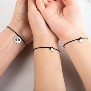 Ensemble de trois bracelets en corde tissée avec breloques cœur gravées pour mère et filles