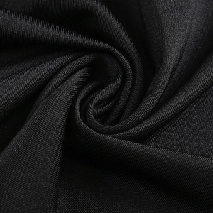 Primo piano del tessuto a maglia nero arricciato con sottili righe e lucentezza morbida