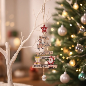 Addobbi natalizi in legno a forma di albero con Babbo Natale e renne su un ramo bianco