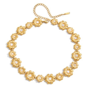 Goldene Gänseblümchen-Kette aus Edelstahl mit weißen Zirkonia-Steinen auf weißem Hintergrund