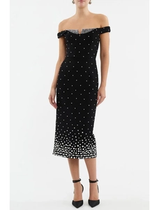 Détail de la robe noire à épaules dénudées avec d'élégantes décorations en perles blanches