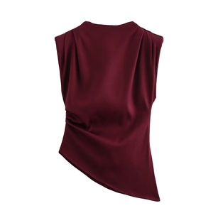 Haut sans manches bordeaux à plis avec ourlet asymétrique et texture satinée