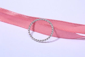 Detailansicht des gedrehten Seildesigns auf diesem minimalistischen stapelbaren Silberring