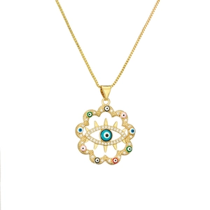 Collier avec pendentif œil maléfique doré avec émail coloré et pierres zircon