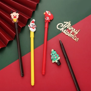 Détail de stylos de Noël avec toppers de Père Noël, renne, bonhomme de neige et sapin