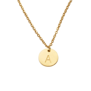Vue détaillée du collier doré en acier inoxydable avec pendentif rond gravé lettre A