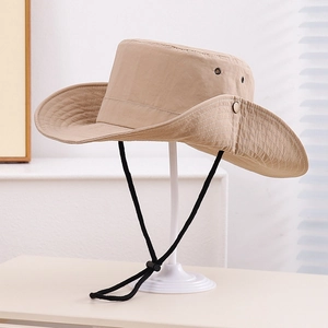 Détail d'un chapeau de soleil kaki avec boutons-pression, cordon et évents en métal