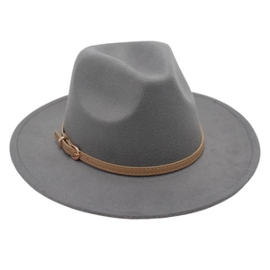 Détail du chapeau fedora en feutre gris foncé avec fine ceinture en cuir brun et boucle