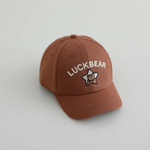 Gros plan sur la broderie Luckbear et le motif étoile sur la casquette enfant marron
