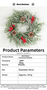Détail de couronne de Noël avec baies rouges, pommes de pin et effet de neige