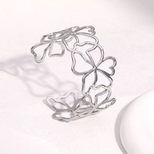 Vue détaillée du bracelet jonc argenté avec motif de trèfle floral ajouré élégant