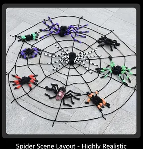 Dettaglio di una ragnatela nera gigante con nove ragni colorati per decorazioni di Halloween