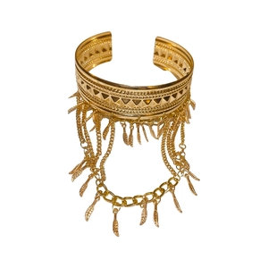 Bracelet manchette bohème doré avec découpes géométriques et chaînes à plumes