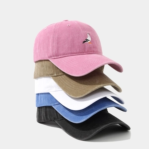 Pile di cappellini da baseball in cotone lavato con ricamo a piccione in diversi colori