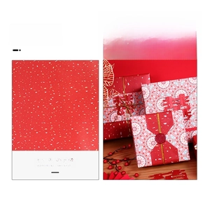 Vue détaillée du papier cadeau rouge festif avec flocons dorés de luxe et symbole Xi
