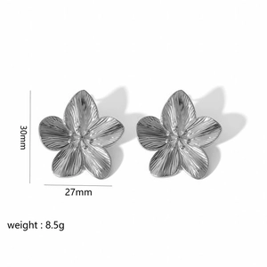 Macro shot of silver flower earrings with 30mm height and 27mm width specifications