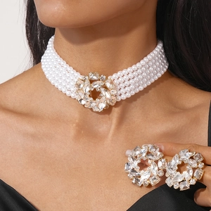 Parure ras de cou 5 rangs de perles avec motif floral en strass et boucles d'oreilles