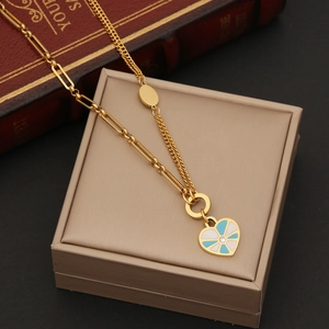 Collana in acciaio dorato con pendente cuore smalto blu bianco e catena a graffetta