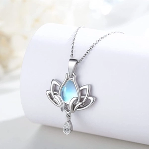 Elegante collar de flor de loto en plata con gema azul en forma de pera en pedestal blanco
