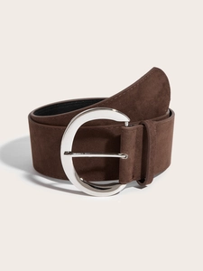Détail de la ceinture en daim marron vintage montrant la boucle ronde argentée et la texture mate