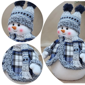 Dettagli ravvicinati del tessuto a maglia blu e finiture in peluche del pupazzo di neve