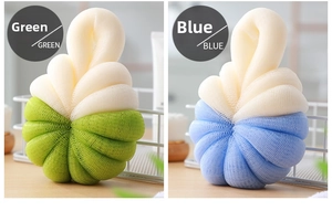 Dettaglio di spugne da bagno in rete PE ad alta densità con laccetti in verde e blu