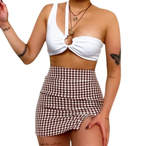Ensemble deux pièces pour femme avec crop top blanc évidé et mini-jupe à carreaux