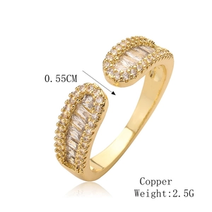 Detail view of gold copper ring with measurements 0.55cm width and 2.5g weight info