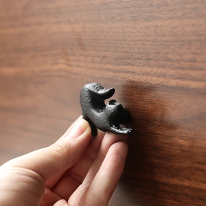 Modern black cast iron cat shaped cabinet handle with matte texture for furniture drawers
