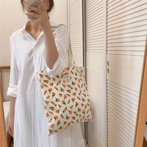 Detailansicht des orangefarbenen Tulpenmusters auf der cremefarbenen Canvas-Tasche