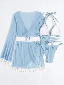 Detail eines hellblauen Mesh-Bikini-Cover-ups mit weißen Baumwoll-Quastenfransen