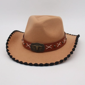 Detalle de sombrero jazz western caqui con hebilla de cabeza de toro y ala trenzada