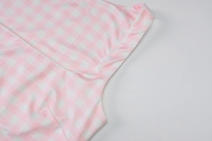 Détail du motif à carreaux rose et blanc avec couture d'encolure carrée soignée