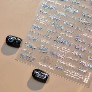 Vue macro d'autocollants pour ongles holographiques laser avec lettrage vintage et romantique