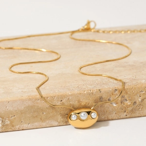 Collier chic chaîne serpent dorée avec pendentif perles géométrique sur pierre
