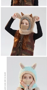 Détail du bonnet en tricot épais pour enfant avec doublure en fourrure et cache-col